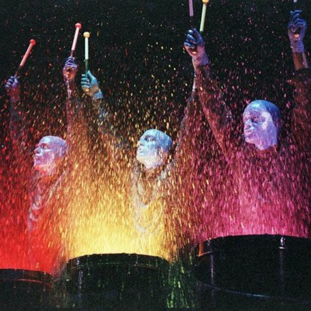 Show pieces. Солистка группы Blue man Group. Барабаны с краской шоу. Барабанщики на бочках. Барабанное шоу на бочках.